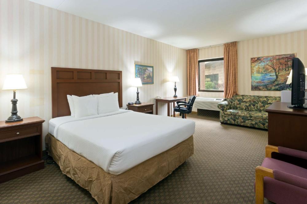Queen Studio Suite - Non-Smoking interior